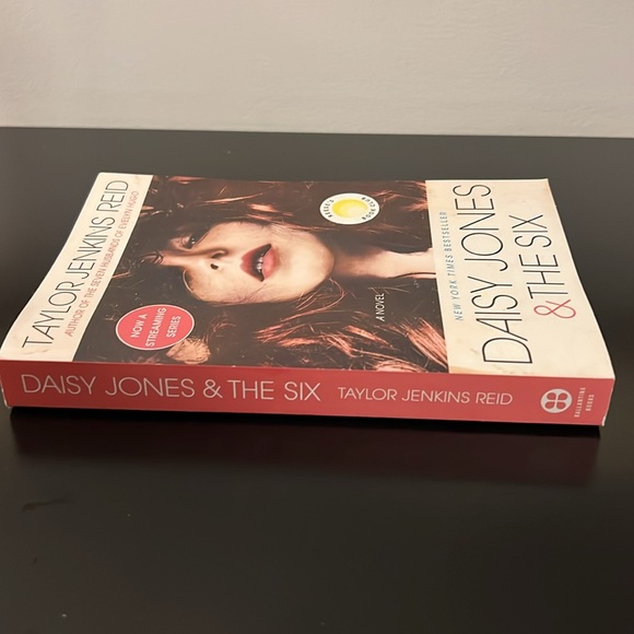 Daisy Jones & The Six by Taylor Jenkins Reid - Picture 4 of 6